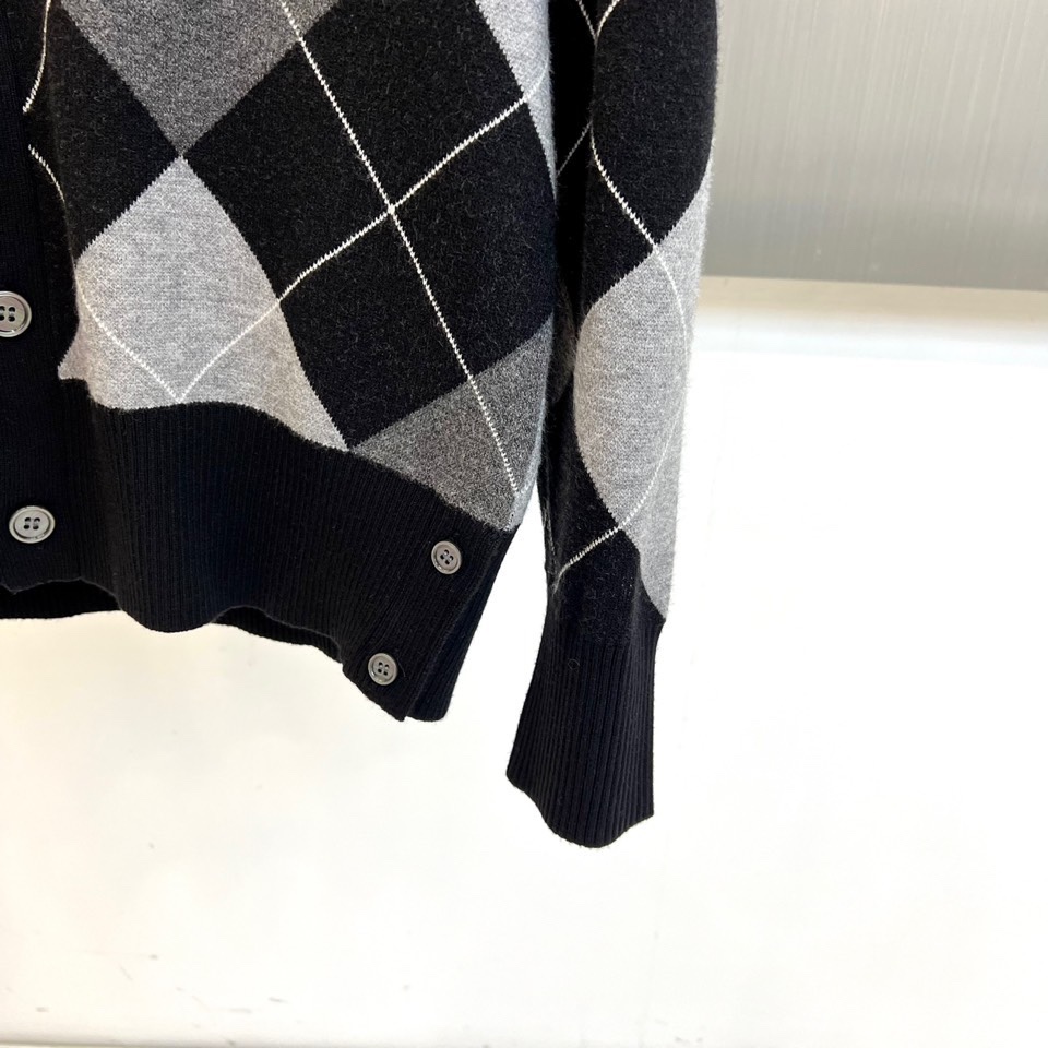 Mon蒙口、2025秋冬新品蒙口男士羊毛🐑针织开衫，以经典黑白灰菱形格纹重塑法式优雅美学。V领设计搭配四