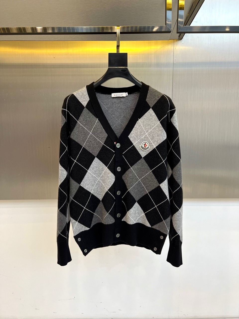Mon蒙口、2025秋冬新品蒙口男士羊毛🐑针织开衫，以经典黑白灰菱形格纹重塑法式优雅美学。V领设计搭配四