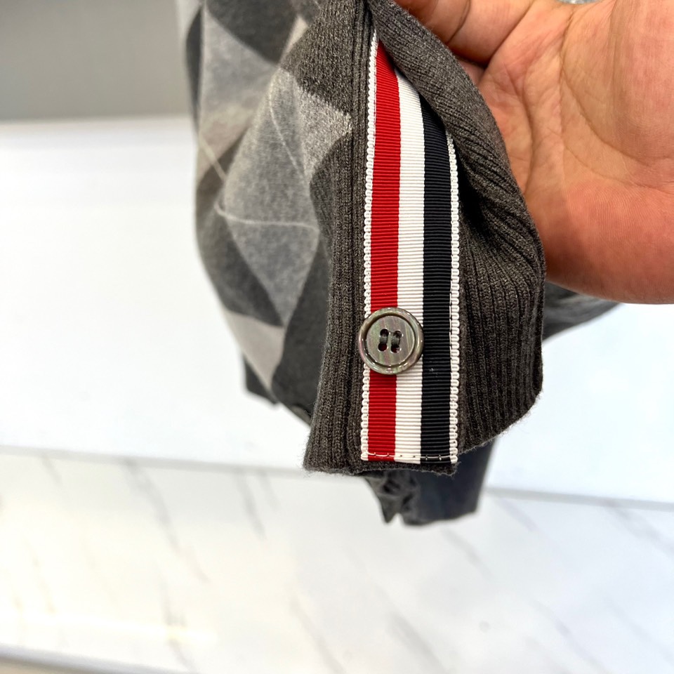 Mon蒙口、2025秋冬新品蒙口男士羊毛🐑针织开衫，以经典黑白灰菱形格纹重塑法式优雅美学。V领设计搭配四