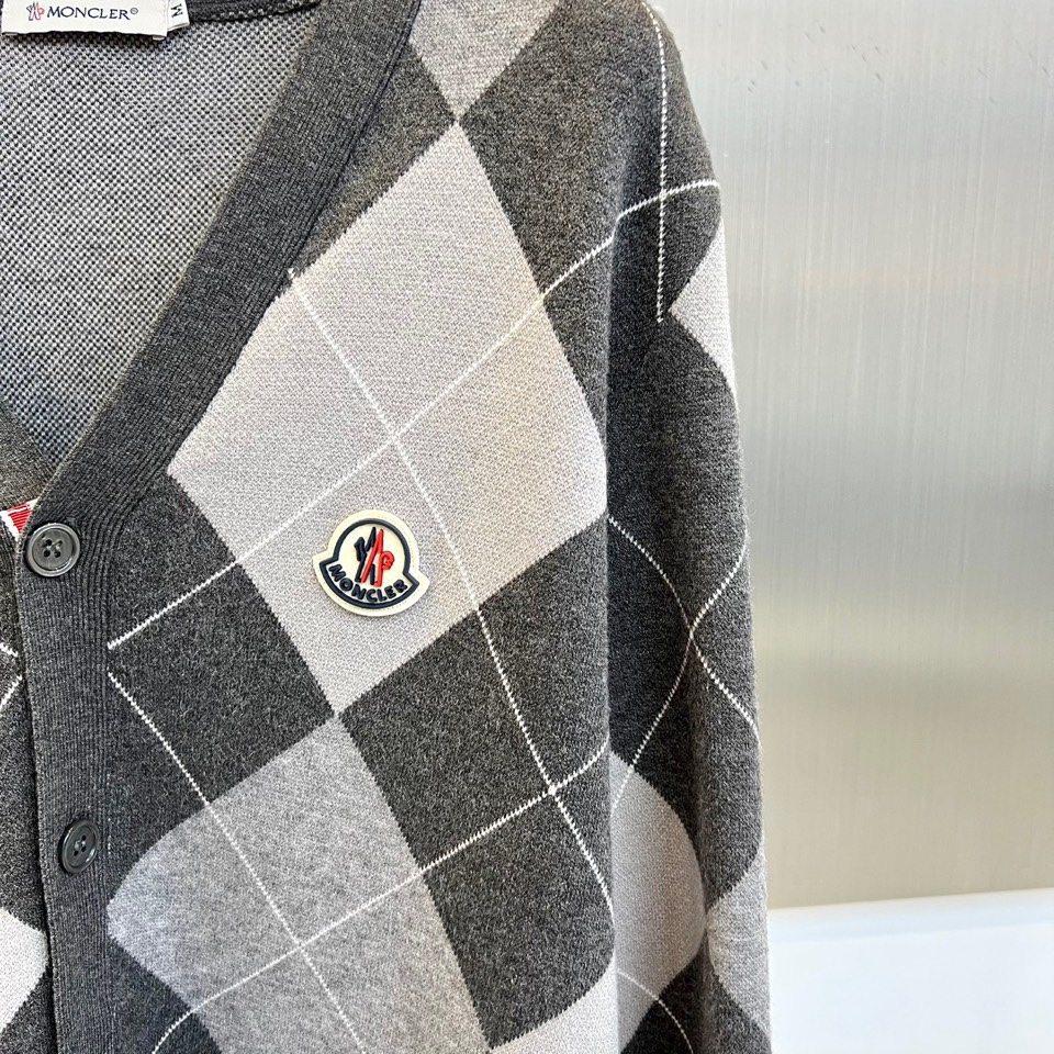 Mon蒙口、2025秋冬新品蒙口男士羊毛🐑针织开衫，以经典黑白灰菱形格纹重塑法式优雅美学。V领设计搭配四