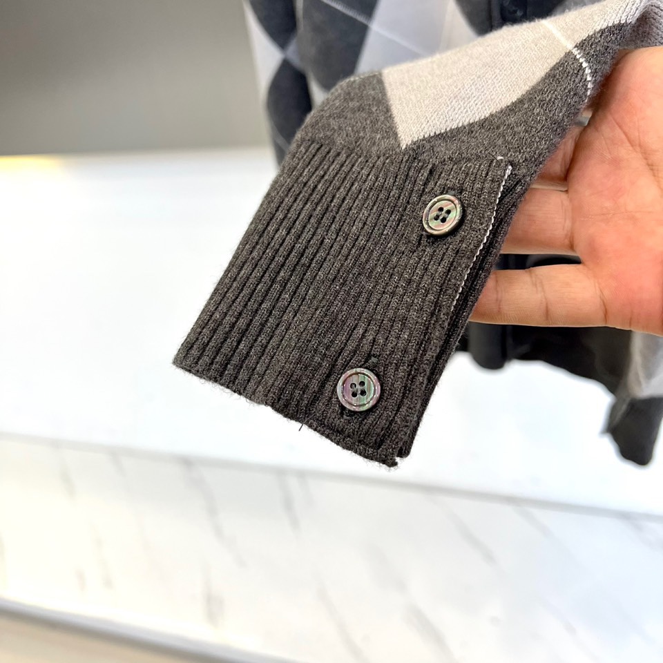 Mon蒙口、2025秋冬新品蒙口男士羊毛🐑针织开衫，以经典黑白灰菱形格纹重塑法式优雅美学。V领设计搭配四