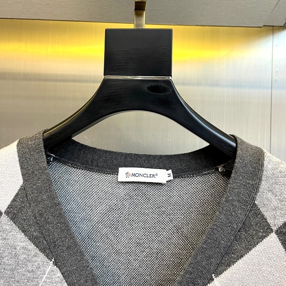 Mon蒙口、2025秋冬新品蒙口男士羊毛🐑针织开衫，以经典黑白灰菱形格纹重塑法式优雅美学。V领设计搭配四