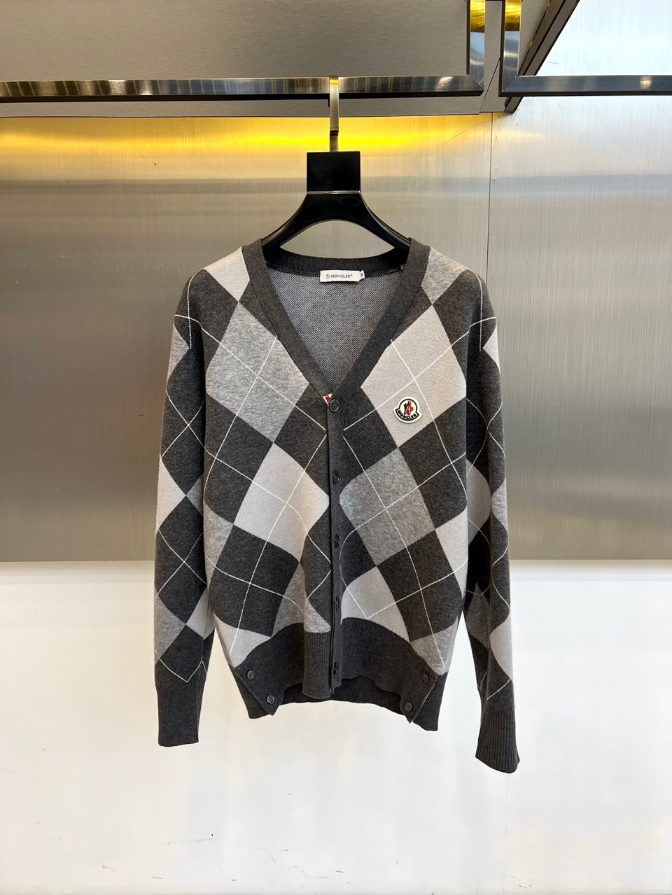 Mon蒙口、2025秋冬新品蒙口男士羊毛🐑针织开衫，以经典黑白灰菱形格纹重塑法式优雅美学。V领设计搭配四