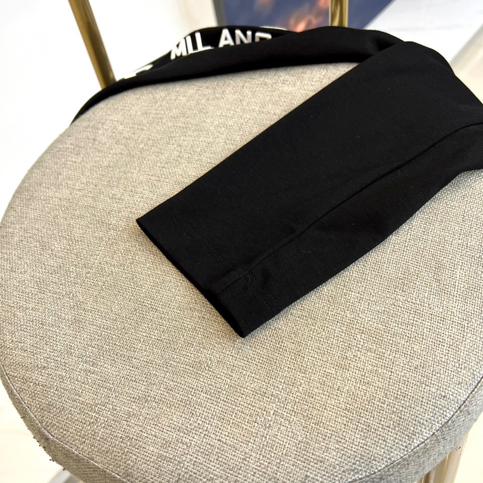 Prad普拉、25s秋冬最新款圆领打底套头卫衣打底，面料采用双面高支兰精莫代尔空气层，入手便知非常柔软，