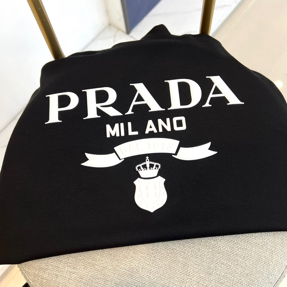 Prad普拉、25s秋冬最新款圆领打底套头卫衣打底，面料采用双面高支兰精莫代尔空气层，入手便知非常柔软，