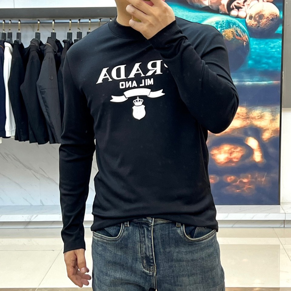 Prad普拉、25s秋冬最新款圆领打底套头卫衣打底，面料采用双面高支兰精莫代尔空气层，入手便知非常柔软，