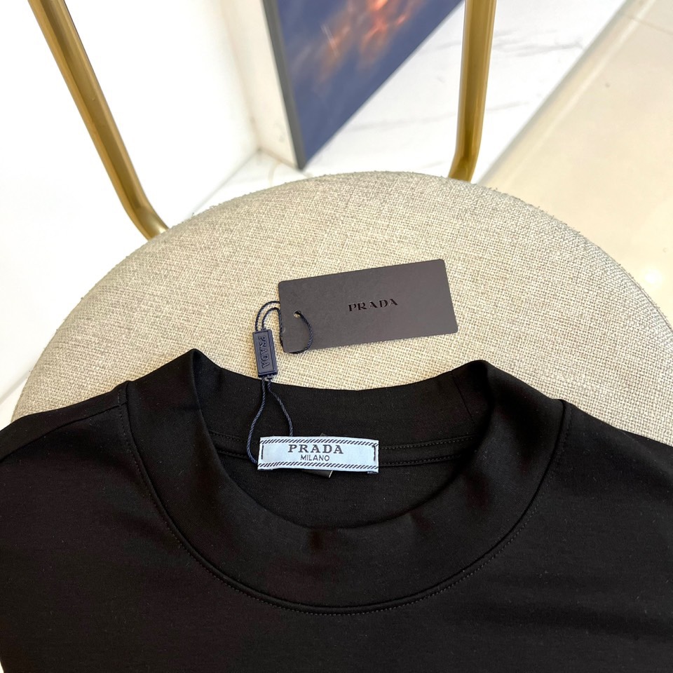 Prad普拉、25s秋冬最新款圆领打底套头卫衣打底，面料采用双面高支兰精莫代尔空气层，入手便知非常柔软，