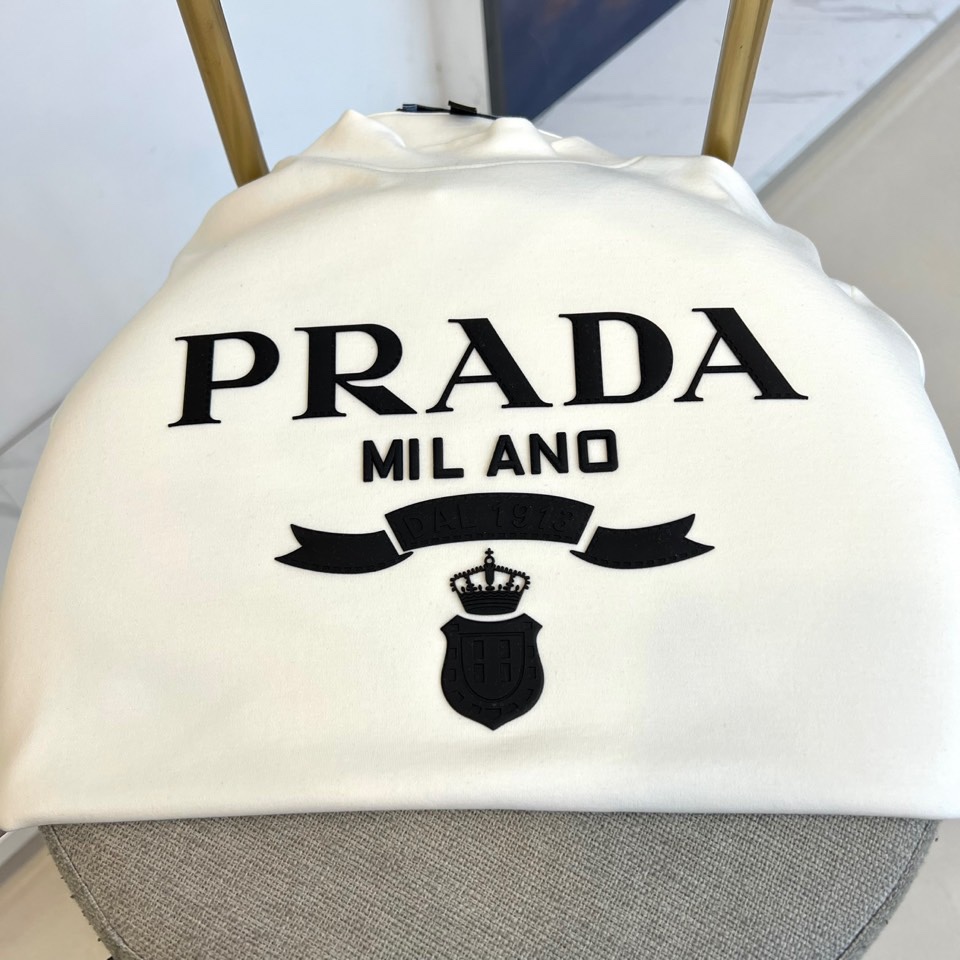 Prad普拉、25s秋冬最新款圆领打底套头卫衣打底，面料采用双面高支兰精莫代尔空气层，入手便知非常柔软，