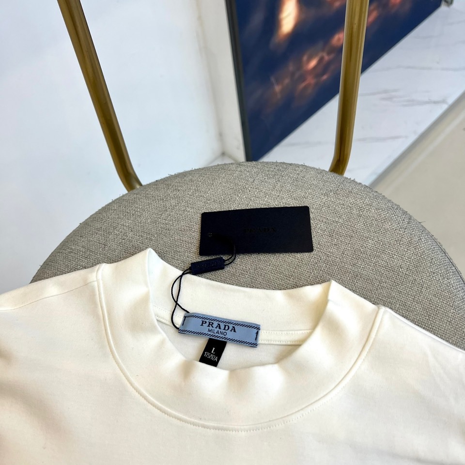 Prad普拉、25s秋冬最新款圆领打底套头卫衣打底，面料采用双面高支兰精莫代尔空气层，入手便知非常柔软，