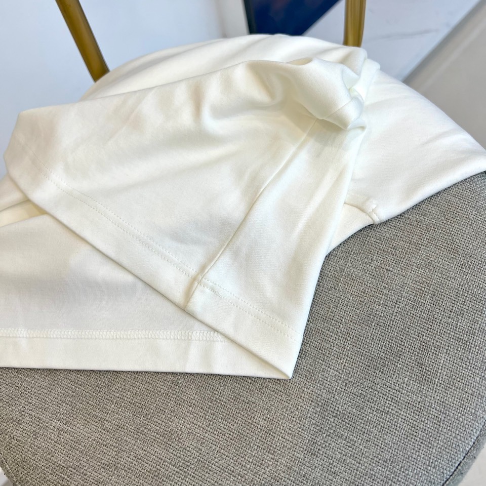 Prad普拉、25s秋冬最新款圆领打底套头卫衣打底，面料采用双面高支兰精莫代尔空气层，入手便知非常柔软，