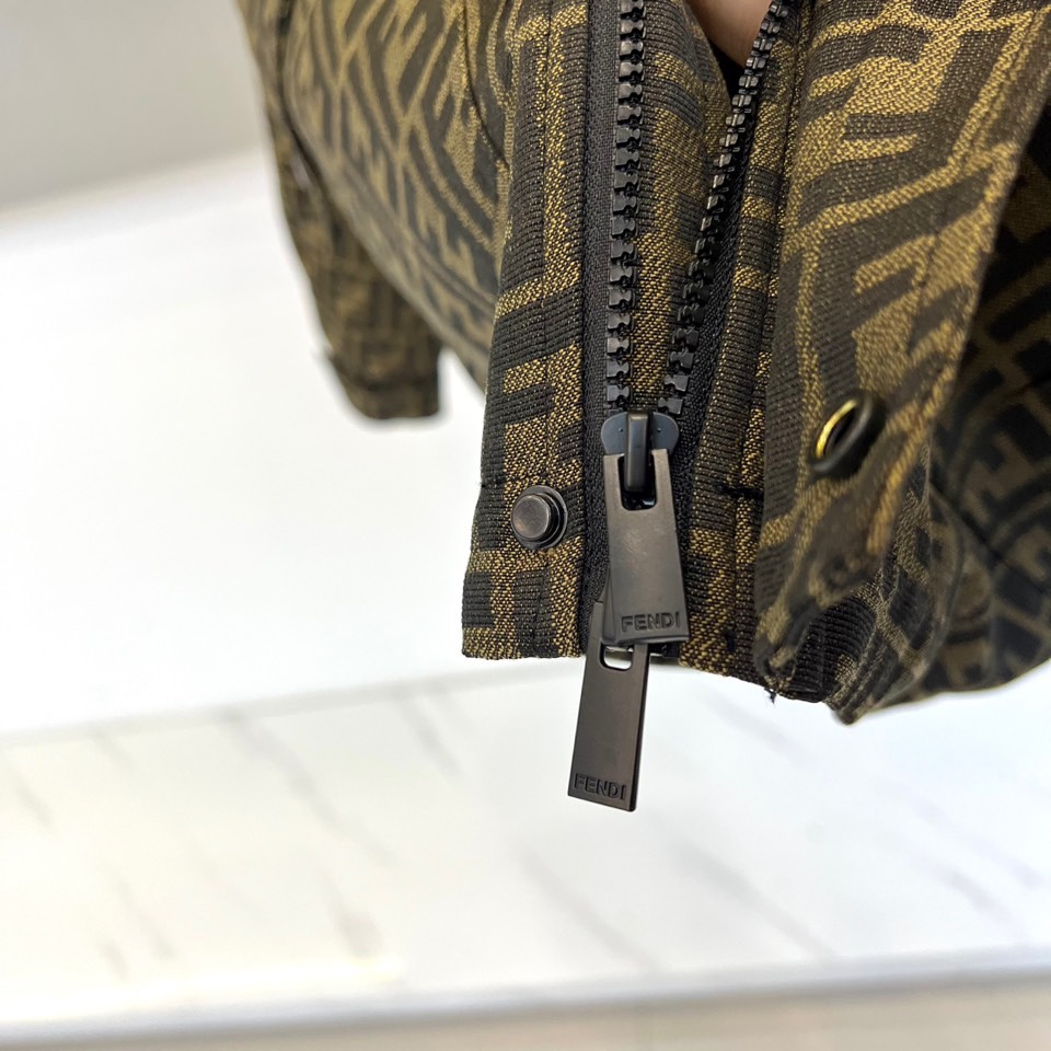 Fend芬迪、2025秋冬新品夹克，通体铺陈品牌标志性双F图案，打造强烈的视觉辨识度。连帽设计兼具休闲感