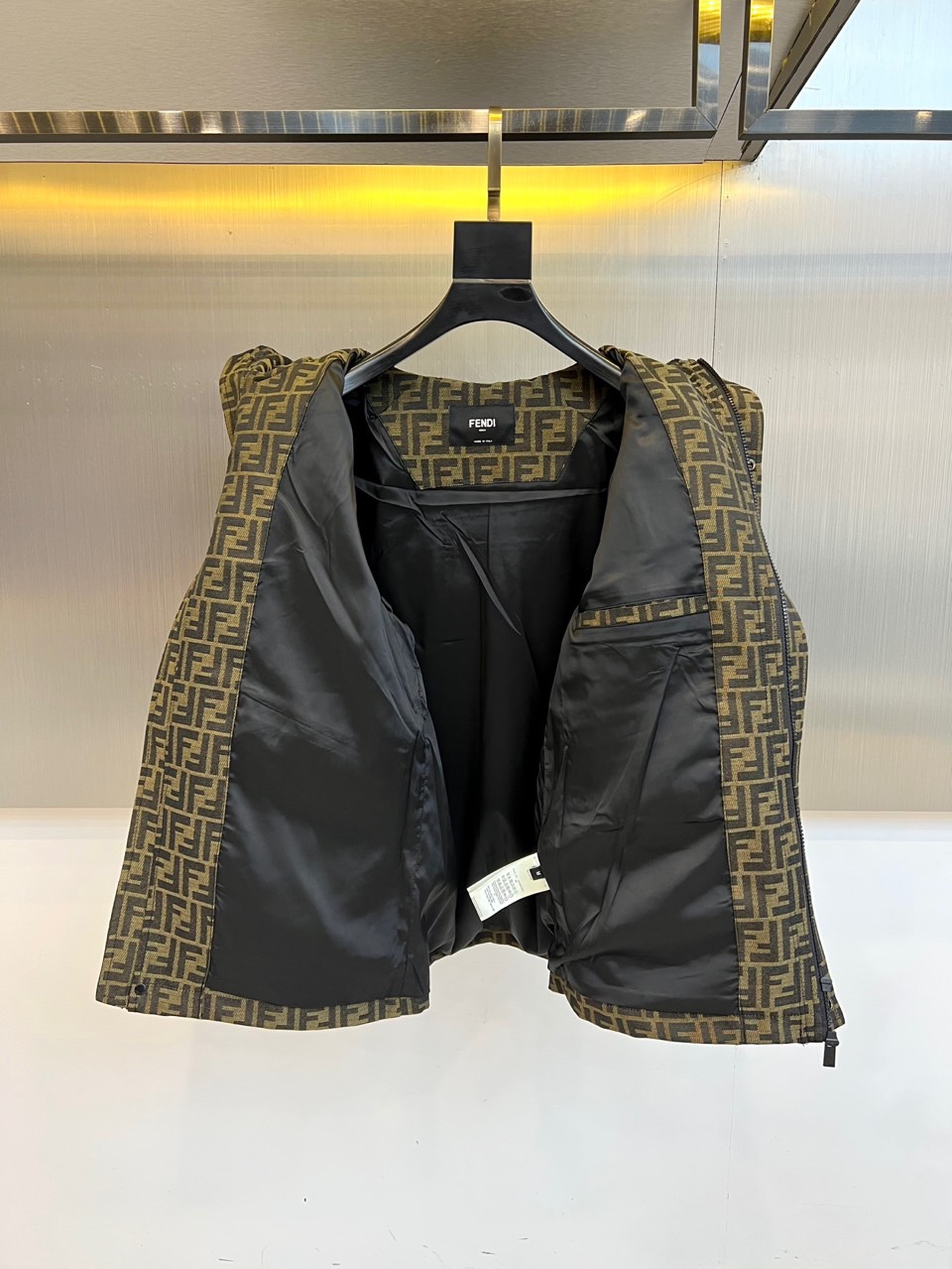 Fend芬迪、2025秋冬新品夹克，通体铺陈品牌标志性双F图案，打造强烈的视觉辨识度。连帽设计兼具休闲感