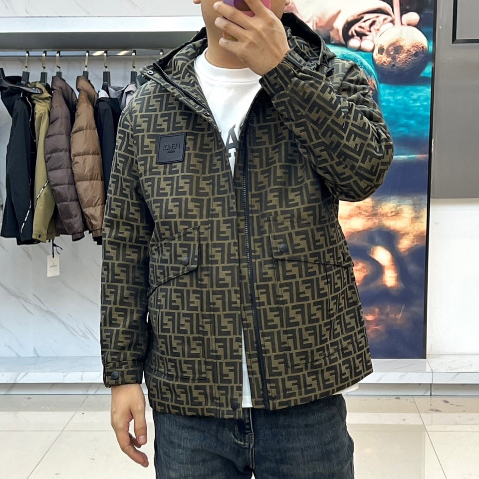 Fend芬迪、2025秋冬新品夹克，通体铺陈品牌标志性双F图案，打造强烈的视觉辨识度。连帽设计兼具休闲感