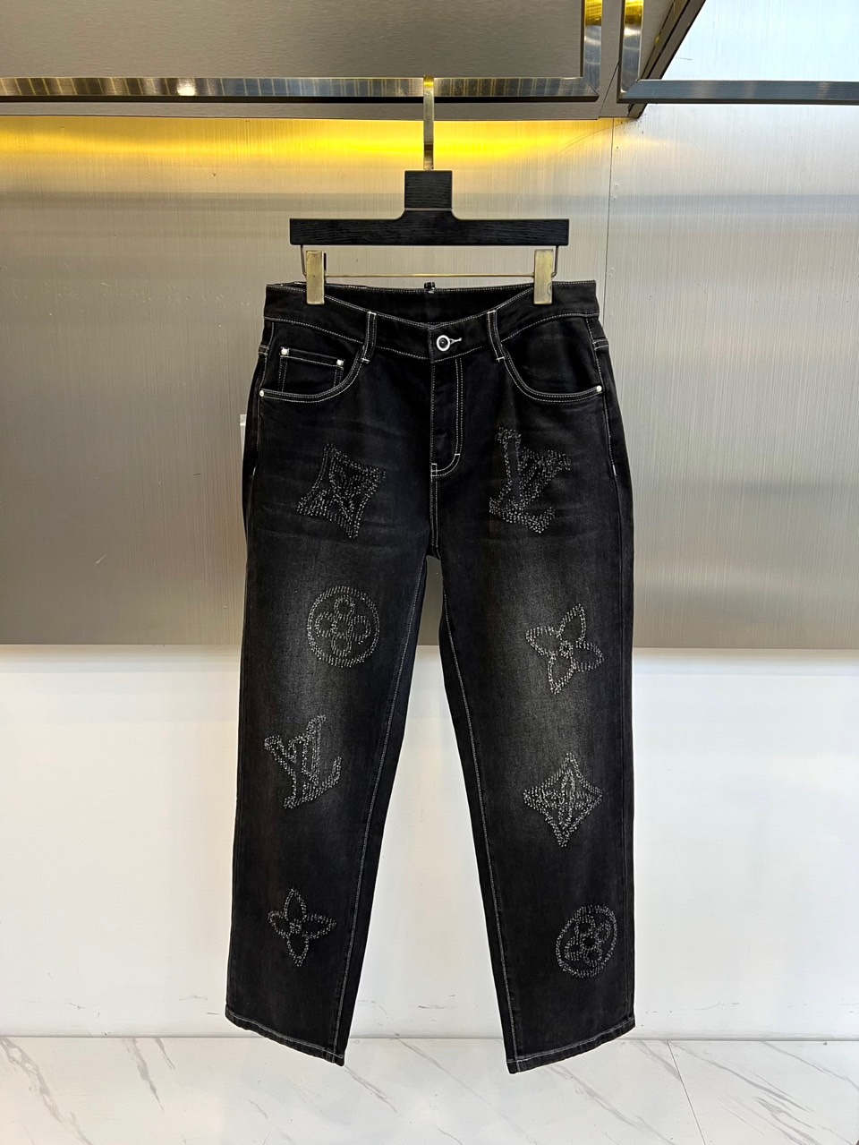1v威登、2025秋冬新品推出黑色Monogram磨破工艺牛仔裤，以重工装饰工艺重塑丹宁单品的奢华定义。