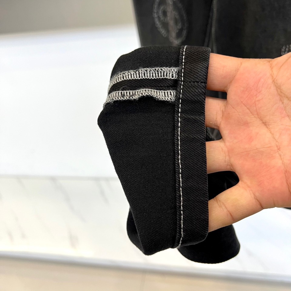 1v威登、2025秋冬新品推出黑色Monogram磨破工艺牛仔裤，以重工装饰工艺重塑丹宁单品的奢华定义。