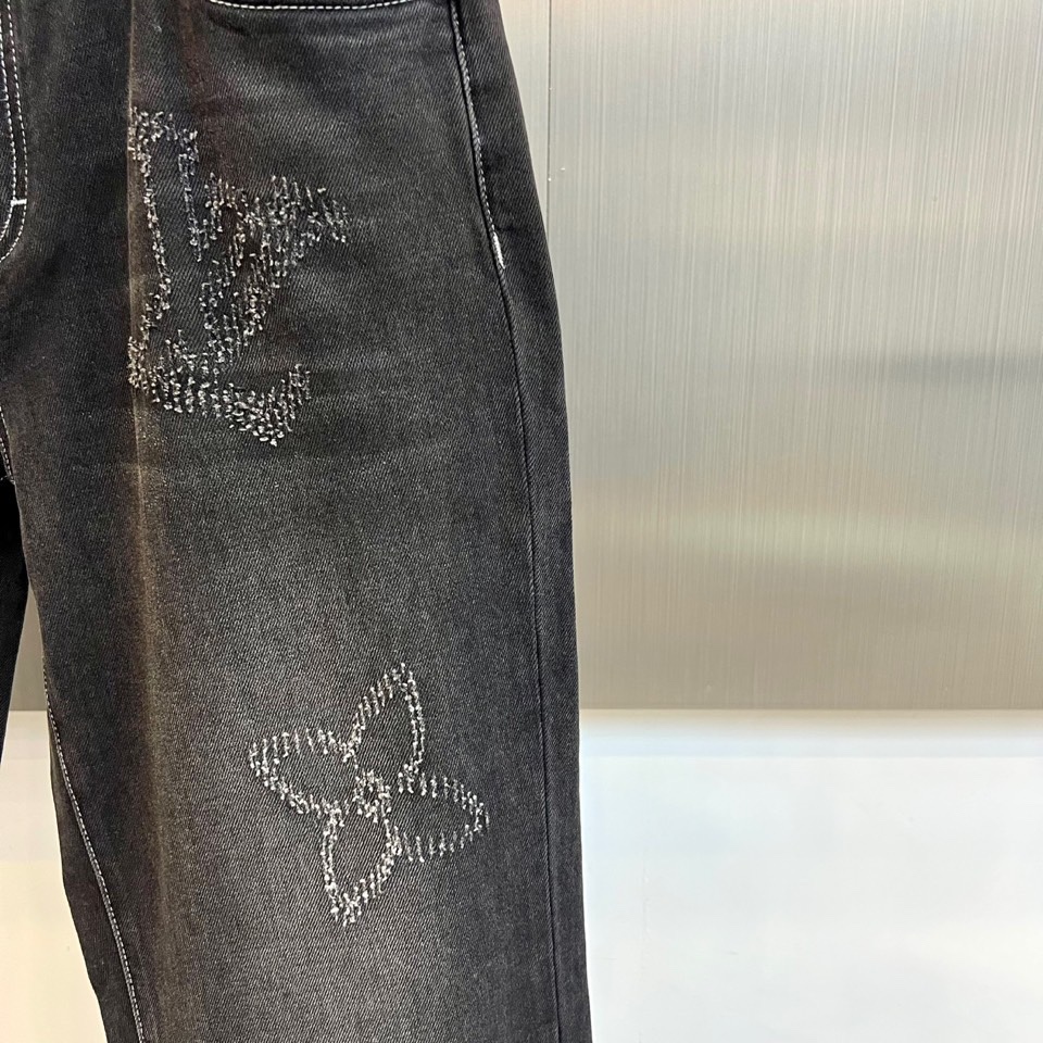 1v威登、2025秋冬新品推出黑色Monogram磨破工艺牛仔裤，以重工装饰工艺重塑丹宁单品的奢华定义。