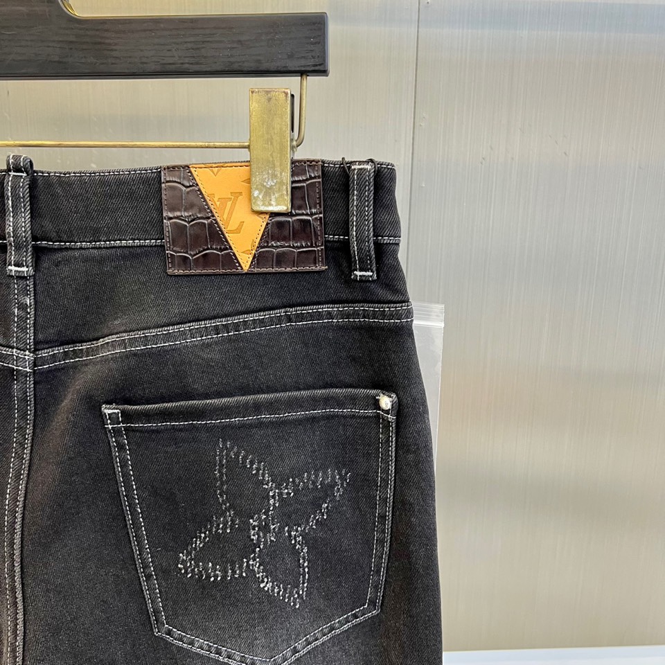 1v威登、2025秋冬新品推出黑色Monogram磨破工艺牛仔裤，以重工装饰工艺重塑丹宁单品的奢华定义。