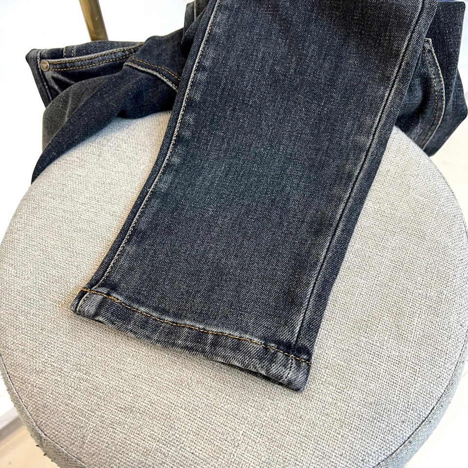 Prad普拉达、2025秋冬新品牛仔裤，以现代视角重塑经典丹宁风范。款式采用利落直筒剪裁，搭配标志性五袋