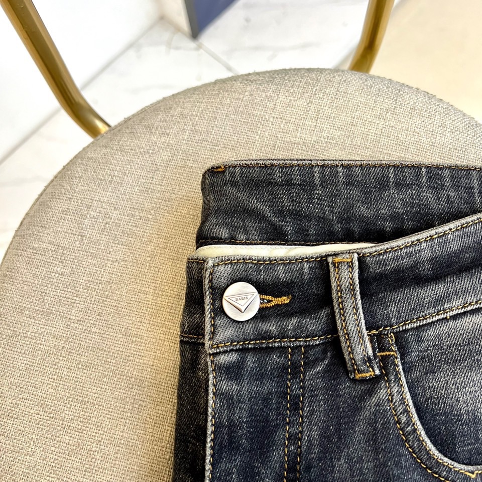 Prad普拉达、2025秋冬新品牛仔裤，以现代视角重塑经典丹宁风范。款式采用利落直筒剪裁，搭配标志性五袋