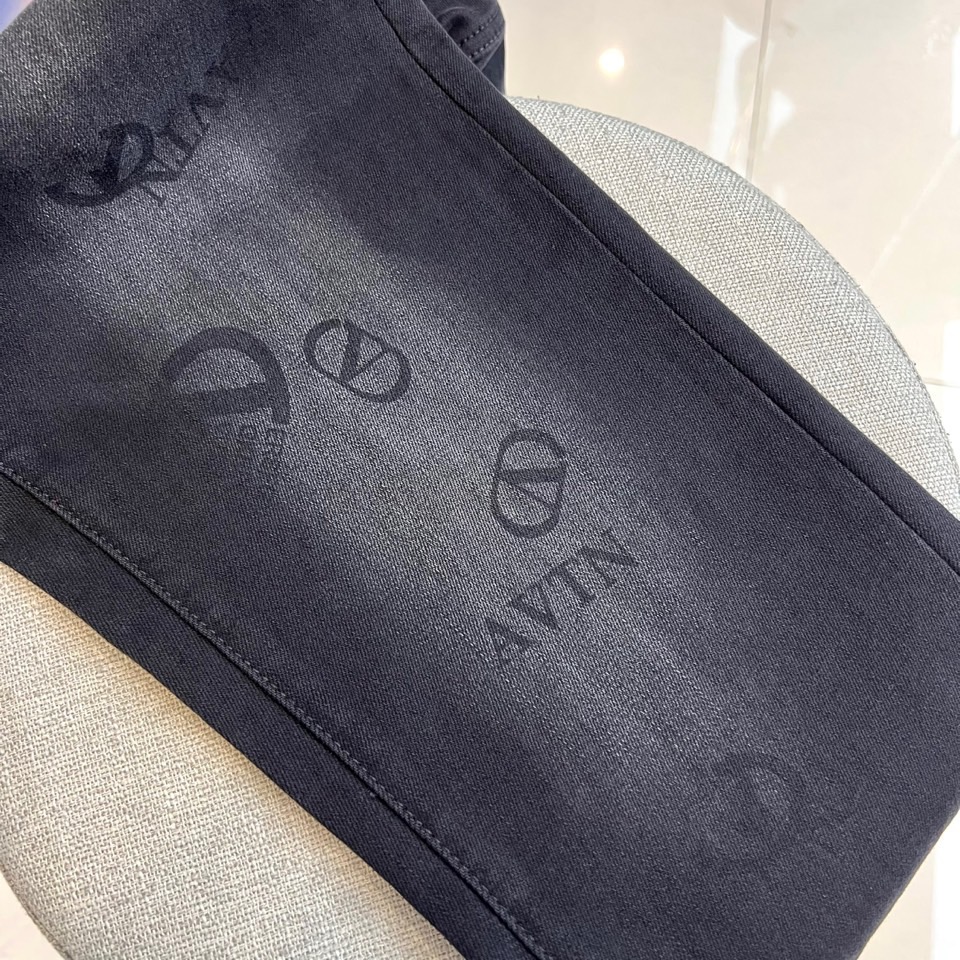 Valentino 华伦天奴、2025秋冬新品深靛蓝修身牛仔裤，以精炼剪裁重塑当代丹宁美学。款式采用立体