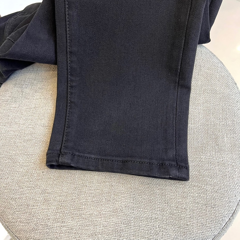 Valentino 华伦天奴、2025秋冬新品深靛蓝修身牛仔裤，以精炼剪裁重塑当代丹宁美学。款式采用立体