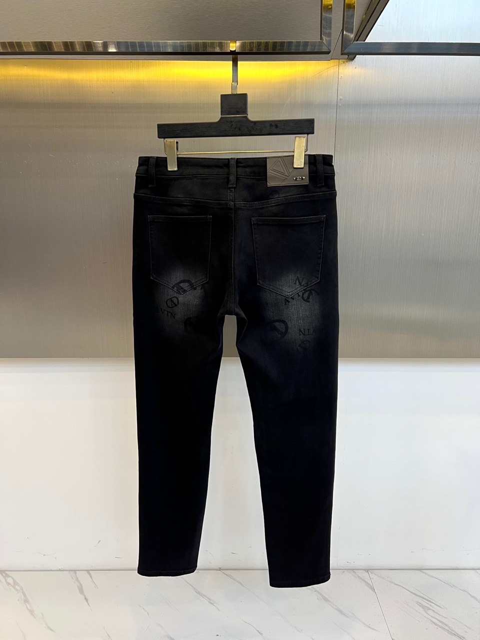 Valentino 华伦天奴、2025秋冬新品深靛蓝修身牛仔裤，以精炼剪裁重塑当代丹宁美学。款式采用立体