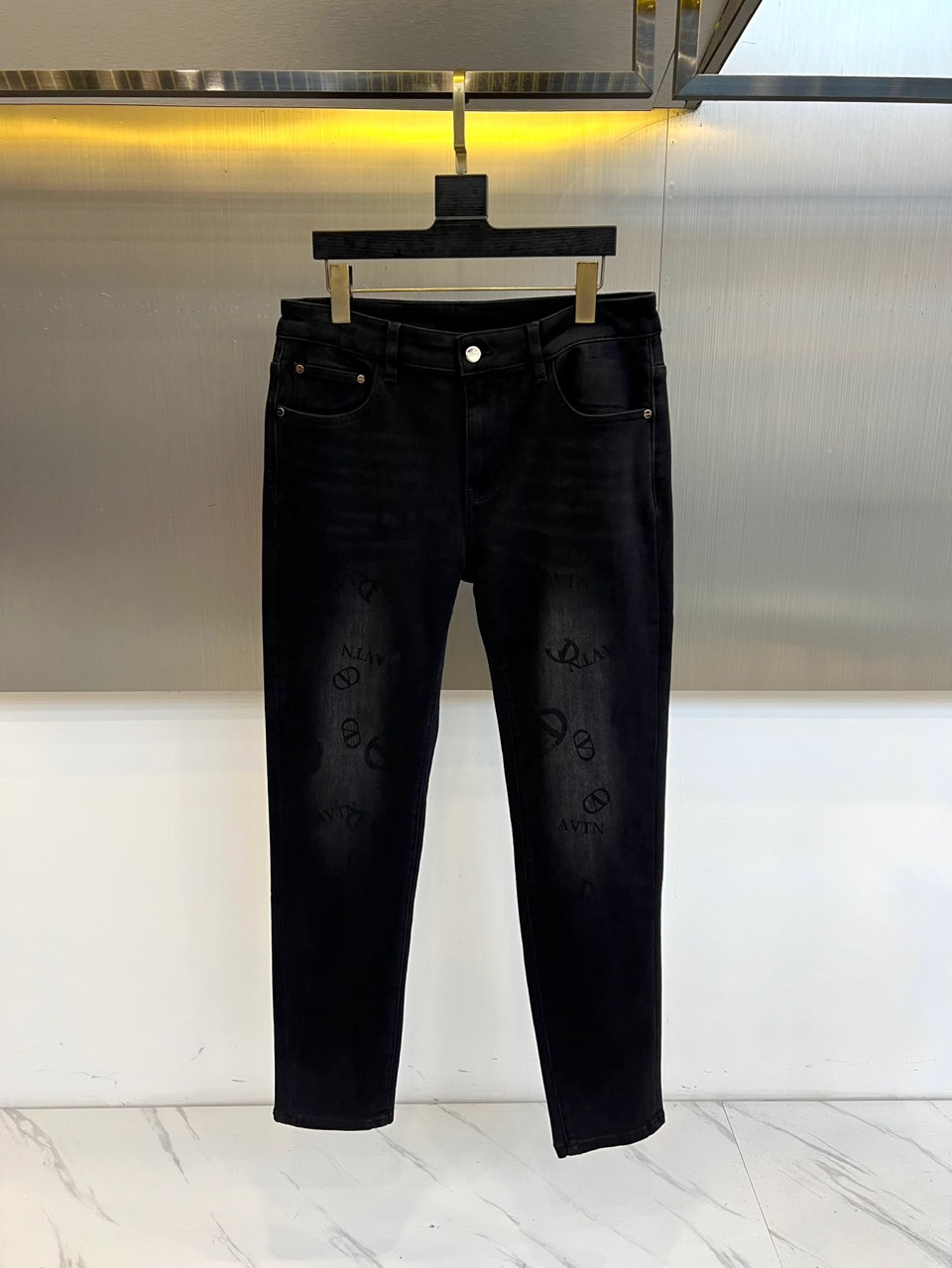 Valentino 华伦天奴、2025秋冬新品深靛蓝修身牛仔裤，以精炼剪裁重塑当代丹宁美学。款式采用立体