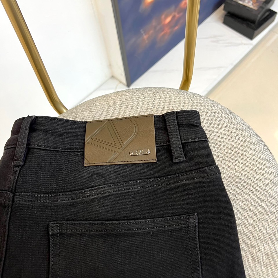 Valentino 华伦天奴、2025秋冬新品深靛蓝修身牛仔裤，以精炼剪裁重塑当代丹宁美学。款式采用立体