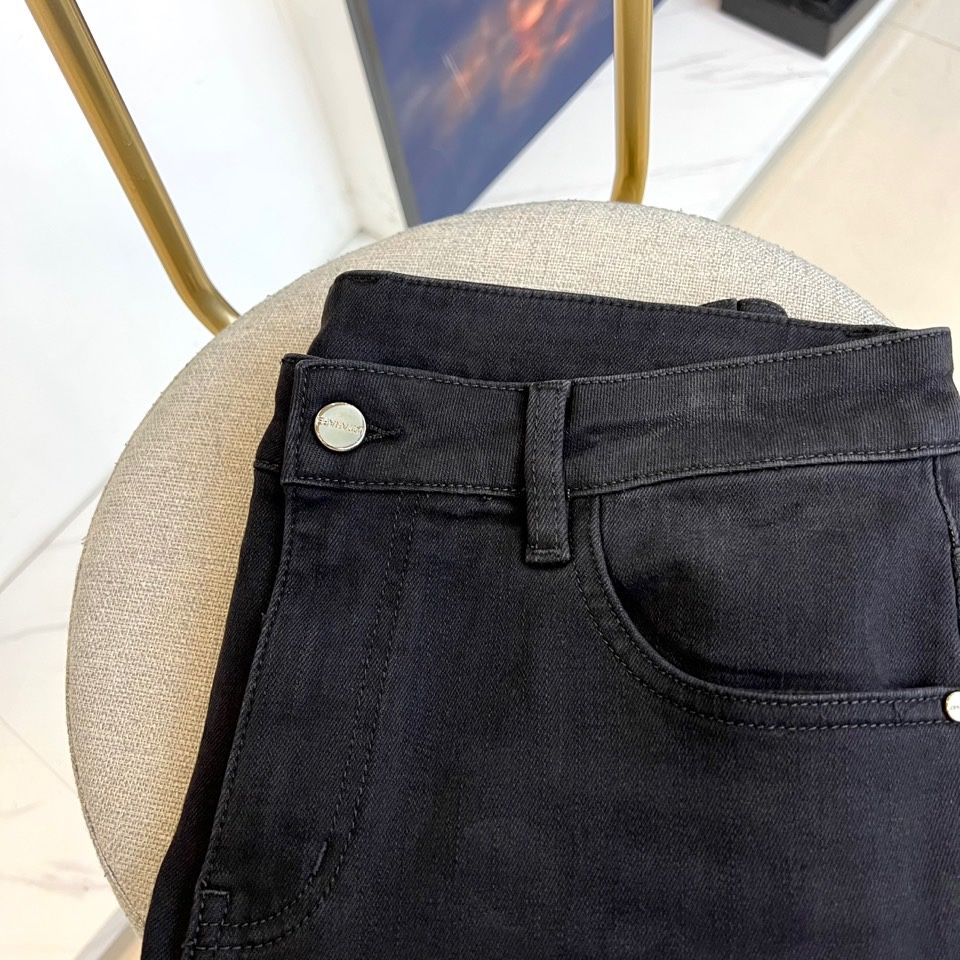 Valentino 华伦天奴、2025秋冬新品深靛蓝修身牛仔裤，以精炼剪裁重塑当代丹宁美学。款式采用立体