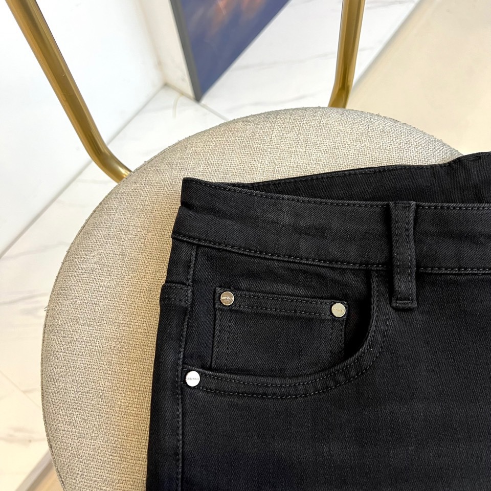 Valentino 华伦天奴、2025秋冬新品深靛蓝修身牛仔裤，以精炼剪裁重塑当代丹宁美学。款式采用立体