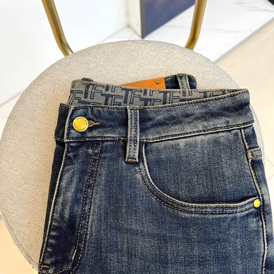 Tom Ford 汤姆福特、2025秋冬新品深蓝色牛仔裤，以利落剪裁重塑经典单宁美学。款式采用修身直筒廓