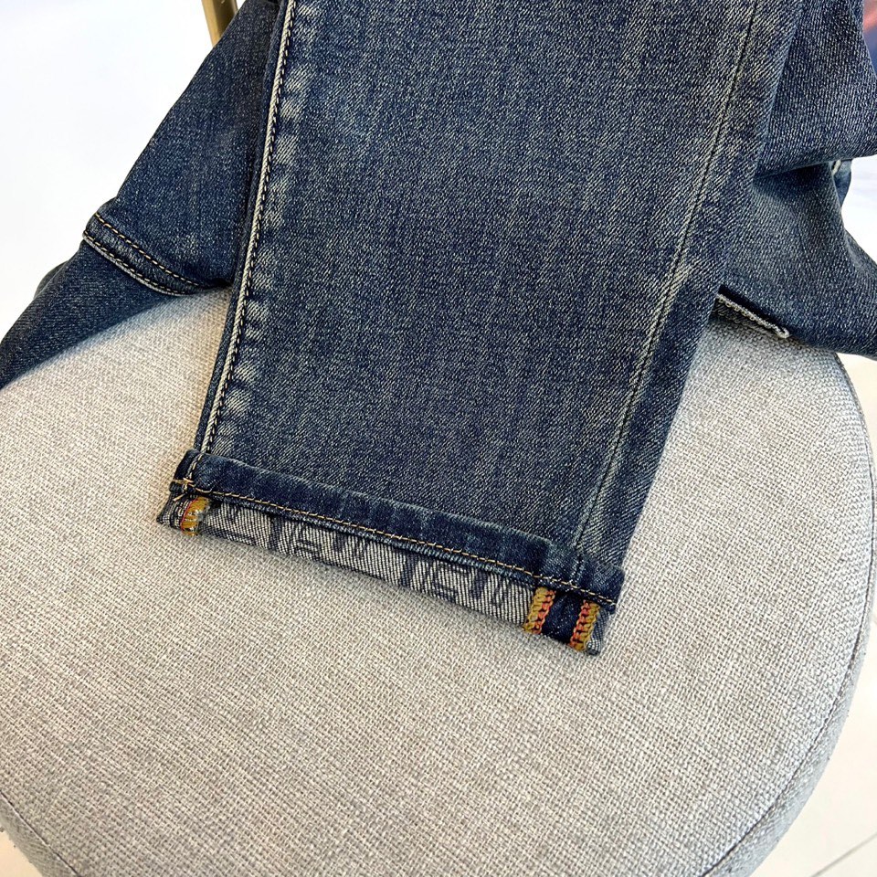 Tom Ford 汤姆福特、2025秋冬新品深蓝色牛仔裤，以利落剪裁重塑经典单宁美学。款式采用修身直筒廓