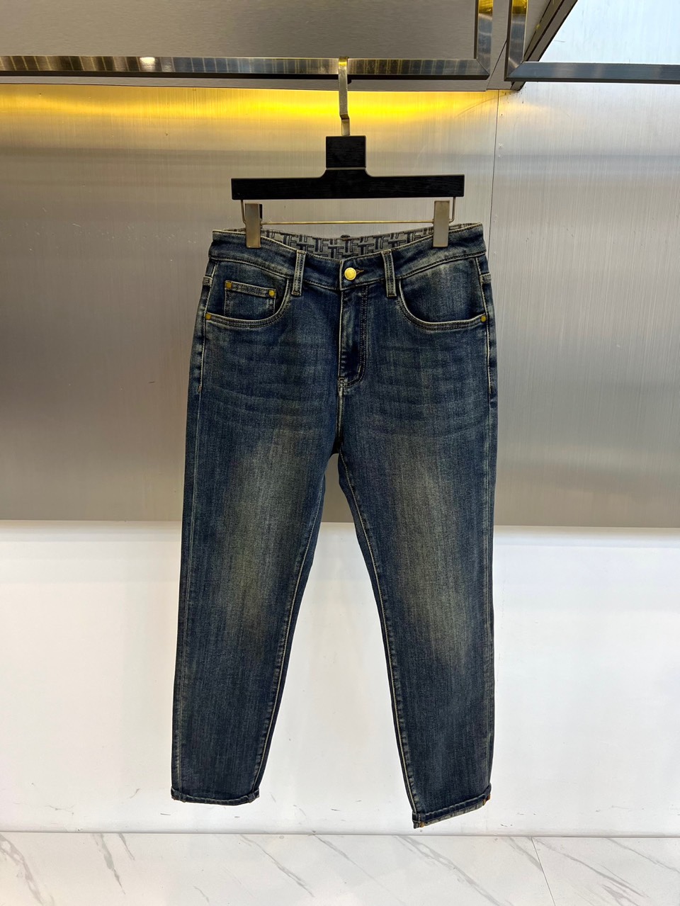 Tom Ford 汤姆福特、2025秋冬新品深蓝色牛仔裤，以利落剪裁重塑经典单宁美学。款式采用修身直筒廓