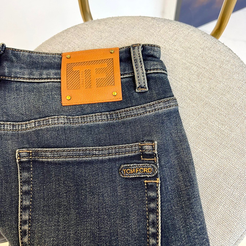 Tom Ford 汤姆福特、2025秋冬新品深蓝色牛仔裤，以利落剪裁重塑经典单宁美学。款式采用修身直筒廓