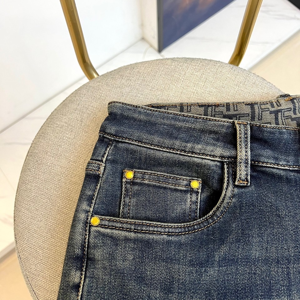 Tom Ford 汤姆福特、2025秋冬新品深蓝色牛仔裤，以利落剪裁重塑经典单宁美学。款式采用修身直筒廓