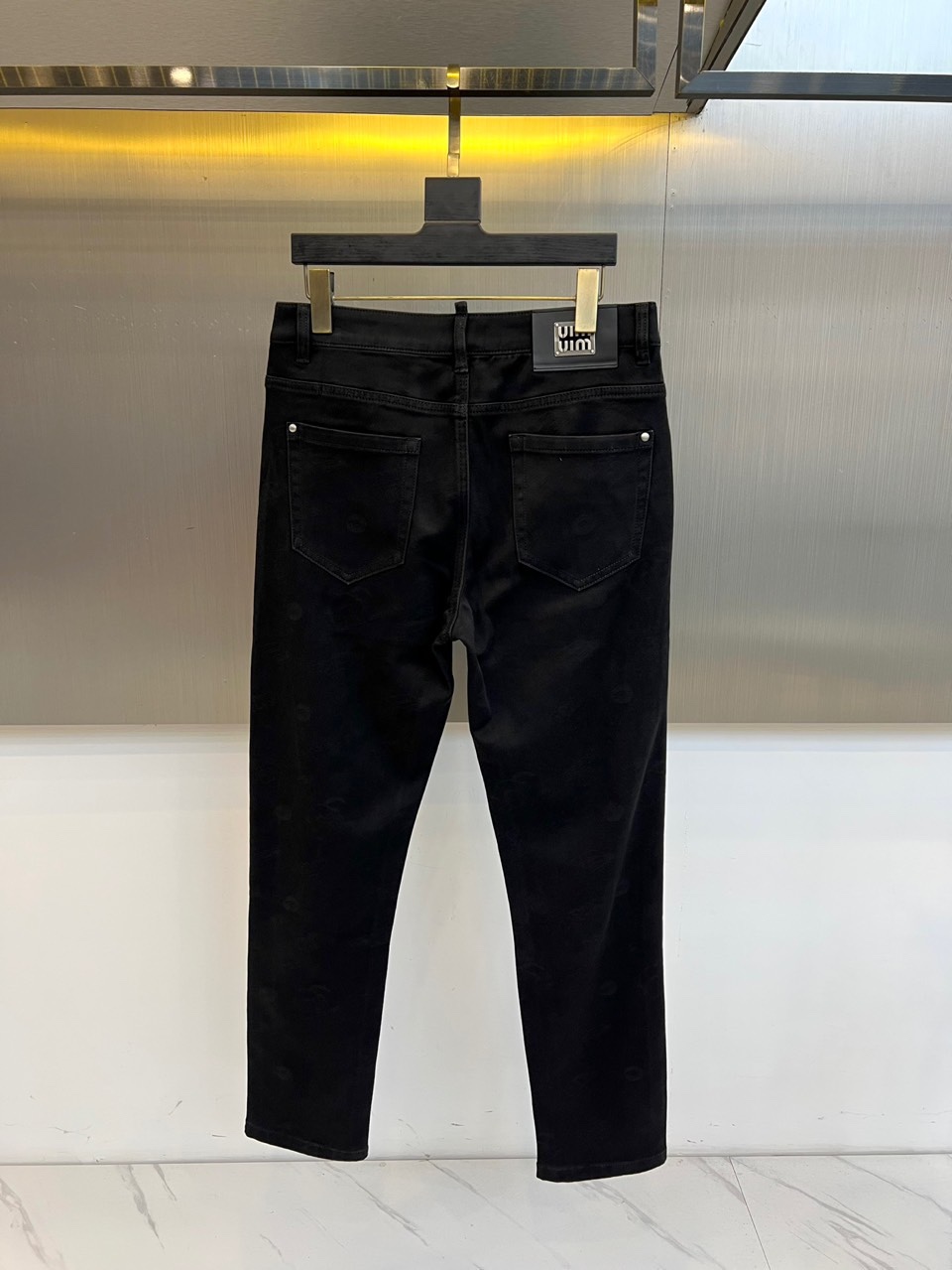 Miu Miu 2025秋冬新品黑色牛仔裤，以精裁廓形演绎品牌标志性的甜酷美学。款式采用高腰直筒剪裁，裤