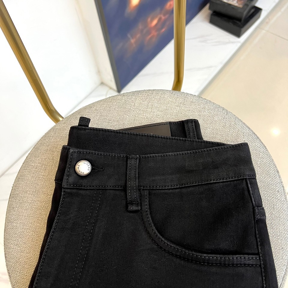 Miu Miu 2025秋冬新品黑色牛仔裤，以精裁廓形演绎品牌标志性的甜酷美学。款式采用高腰直筒剪裁，裤