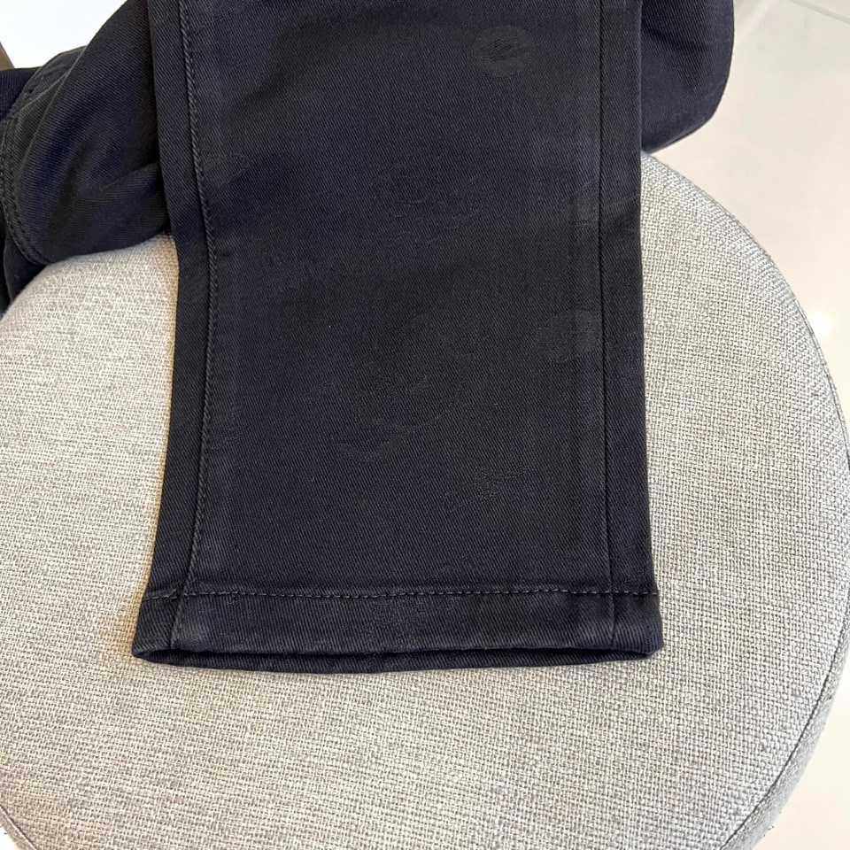 Miu Miu 2025秋冬新品黑色牛仔裤，以精裁廓形演绎品牌标志性的甜酷美学。款式采用高腰直筒剪裁，裤