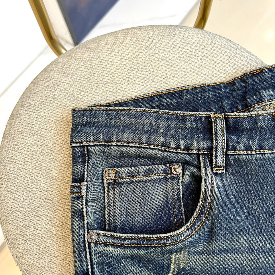 Gucc古驰、2025秋冬新品 GUCCI刺绣徽章牛仔裤，这款深蓝色牛仔裤采用品牌标志性设计，后袋处以金