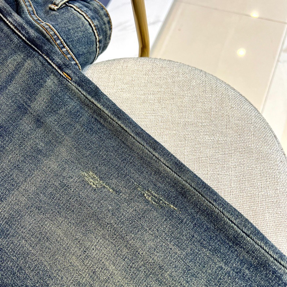 Gucc古驰、2025秋冬新品 GUCCI刺绣徽章牛仔裤，这款深蓝色牛仔裤采用品牌标志性设计，后袋处以金