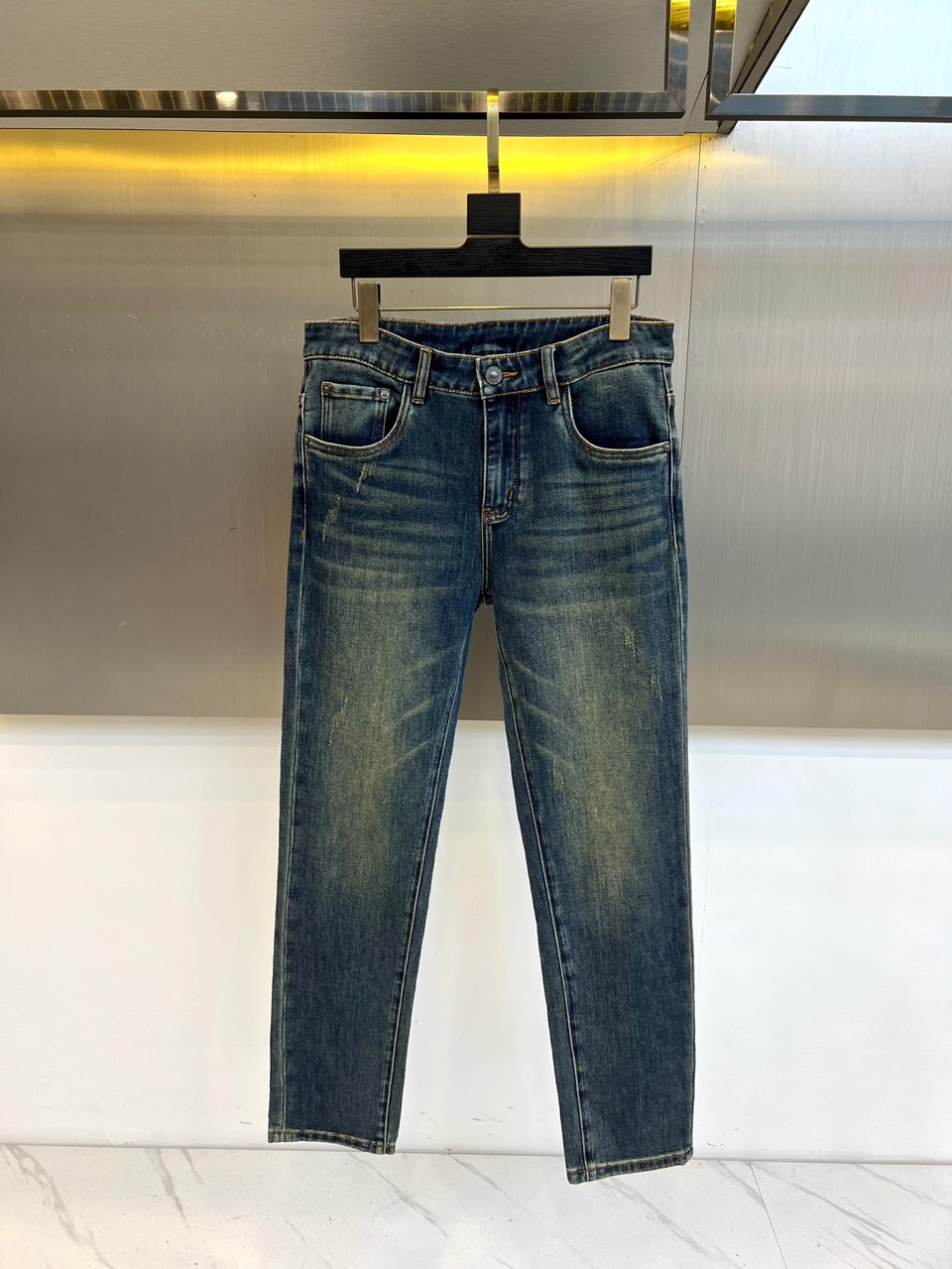 Gucc古驰、2025秋冬新品 GUCCI刺绣徽章牛仔裤，这款深蓝色牛仔裤采用品牌标志性设计，后袋处以金