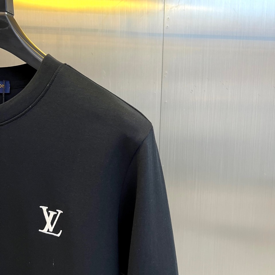 1v威登、2025秋冬新品男士空气层卫衣，这款圆领卫衣采用95%棉与5%氨纶精准配比的空气层面料，通过独