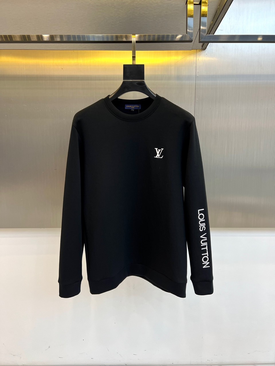 1v威登、2025秋冬新品男士空气层卫衣，这款圆领卫衣采用95%棉与5%氨纶精准配比的空气层面料，通过独