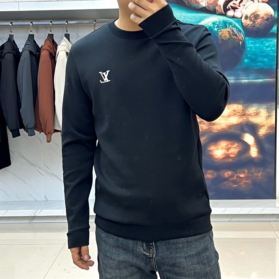 1v威登、2025秋冬新品男士空气层卫衣，这款圆领卫衣采用95%棉与5%氨纶精准配比的空气层面料，通过独