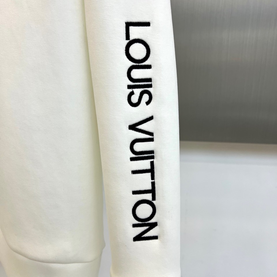 1v威登、2025秋冬新品男士空气层卫衣，这款圆领卫衣采用95%棉与5%氨纶精准配比的空气层面料，通过独