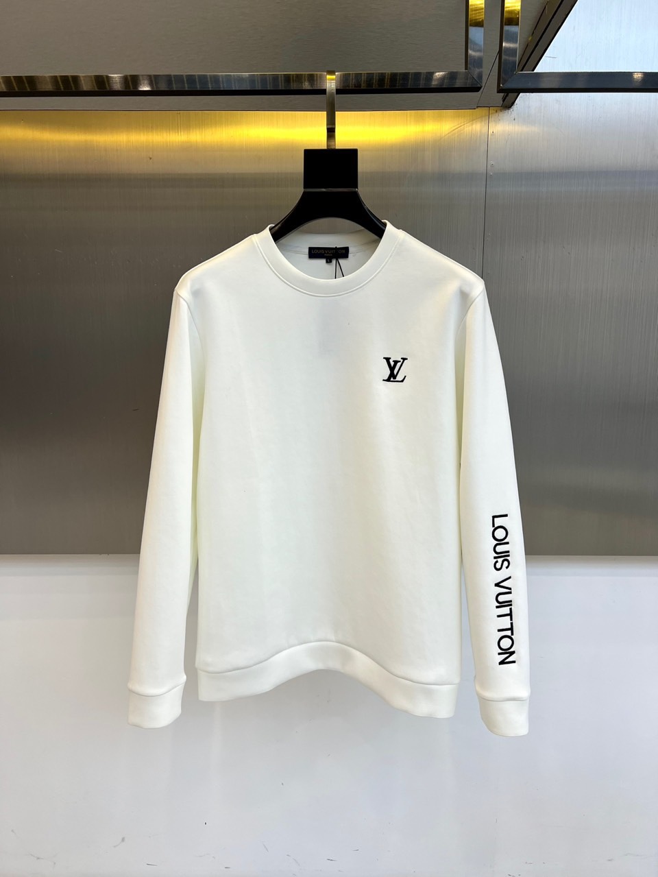 1v威登、2025秋冬新品男士空气层卫衣，这款圆领卫衣采用95%棉与5%氨纶精准配比的空气层面料，通过独