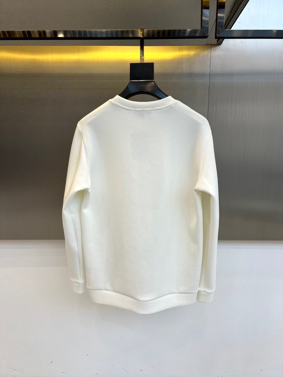 1v威登、2025秋冬新品男士空气层卫衣，这款圆领卫衣采用95%棉与5%氨纶精准配比的空气层面料，通过独