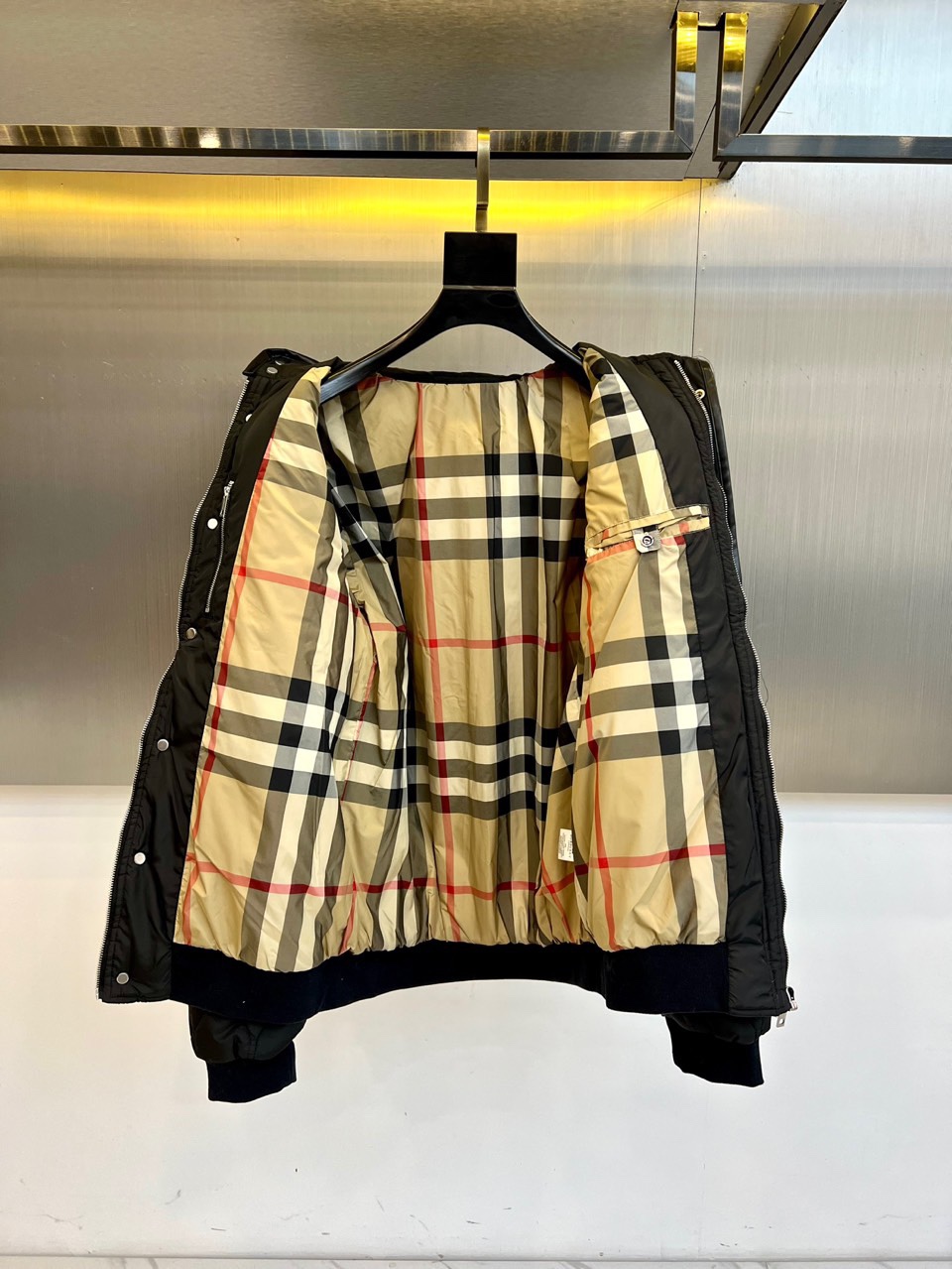 Bur巴宝莉、2025秋冬新品棉服。这款羽绒服采用规整的菱形绗缝工艺，勾勒出立体的几何轮廓，确保羽绒均匀