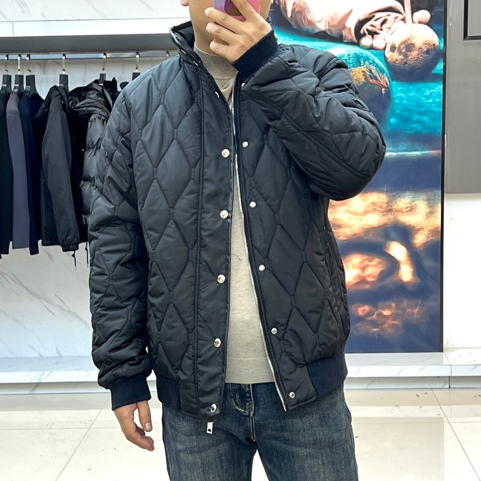 Bur巴宝莉、2025秋冬新品棉服。这款羽绒服采用规整的菱形绗缝工艺，勾勒出立体的几何轮廓，确保羽绒均匀