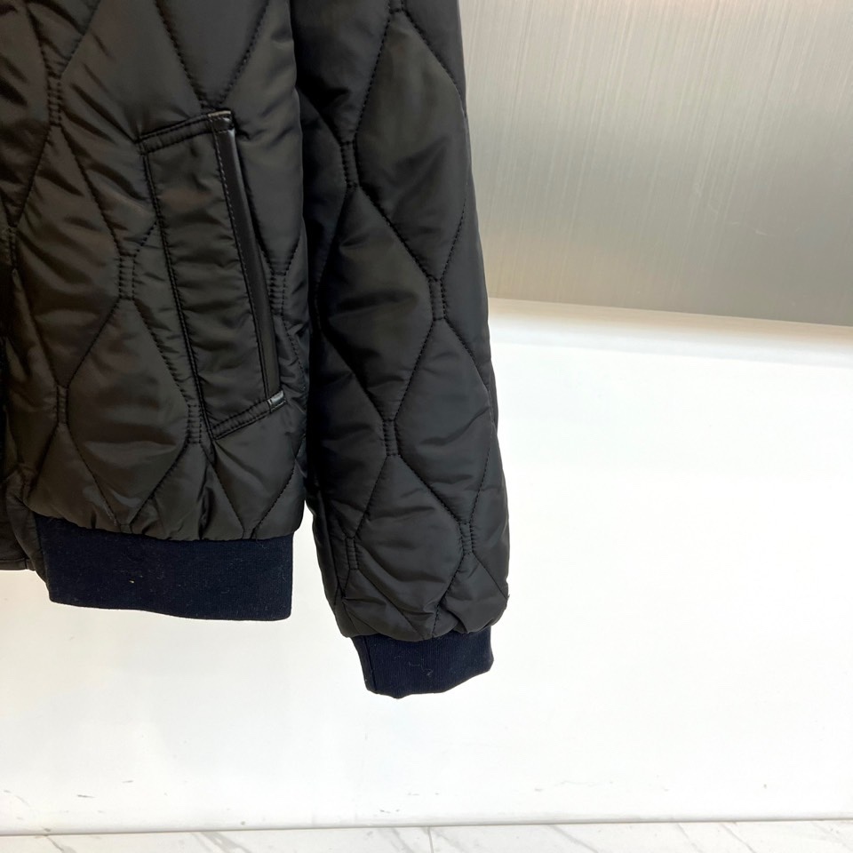 Bur巴宝莉、2025秋冬新品棉服。这款羽绒服采用规整的菱形绗缝工艺，勾勒出立体的几何轮廓，确保羽绒均匀